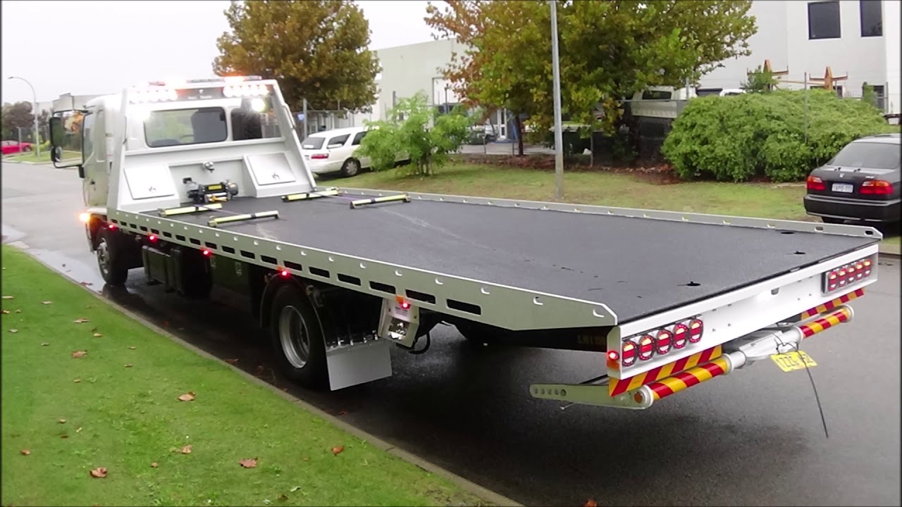 Flatbed tow truck responding quickly in Riyadh
